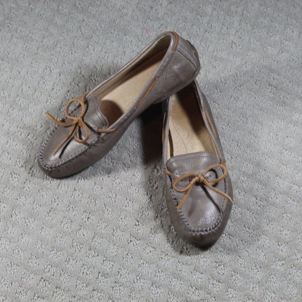 Frye Size 7.5 Moccasin Style Beige Loafers